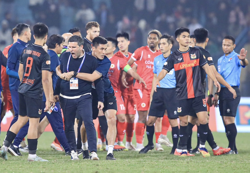 Trọng t&agrave;i Malaysia bị Ninh B&igrave;nh phản ứng dữ dội v&igrave; thu hồi thẻ v&agrave;ng của Đ&igrave;nh Trọng: L&yacute; do 'quay xe' l&agrave;...- Ảnh 1.