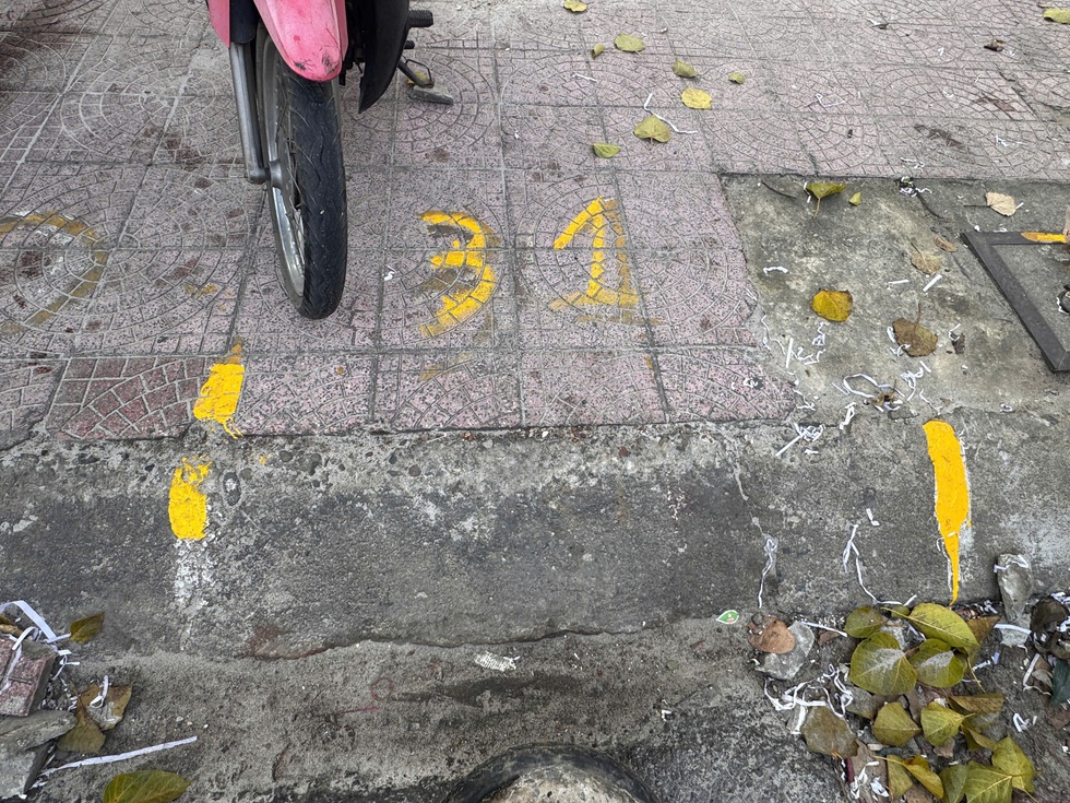 Thu 1 triệu đồng mỗi &ocirc; tr&ecirc;n vỉa h&egrave; ở khu vực chợ tết Đồng Hới?- Ảnh 1.