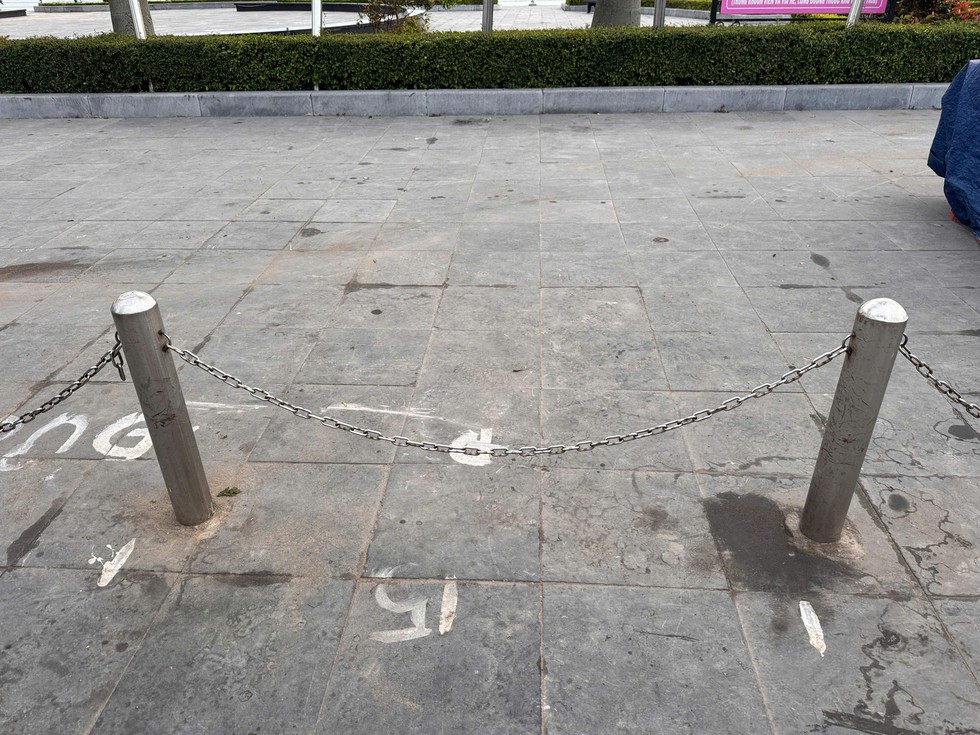 Thu 1 triệu đồng mỗi &ocirc; tr&ecirc;n vỉa h&egrave; ở khu vực chợ tết Đồng Hới?- Ảnh 2.