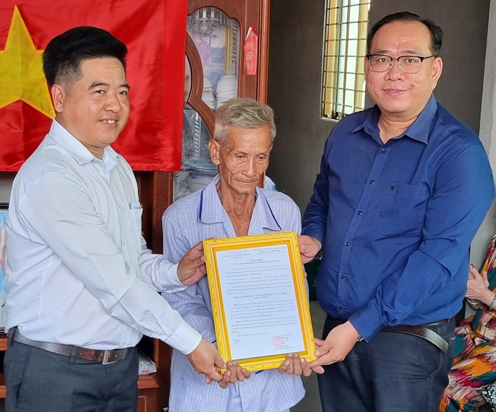 Gi&aacute;p Tết B&iacute;nh Ngọ, doanh nh&acirc;n trao tặng nh&agrave; đại đo&agrave;n kết ở x&atilde; ven biển tỉnh Đồng Th&aacute;p - Ảnh 1.