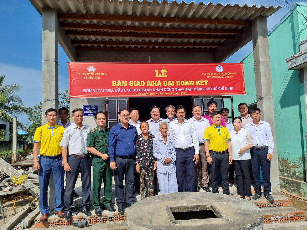 Gi&aacute;p Tết B&iacute;nh Ngọ, doanh nh&acirc;n trao tặng nh&agrave; đại đo&agrave;n kết ở x&atilde; ven biển tỉnh Đồng Th&aacute;p - Ảnh 5.