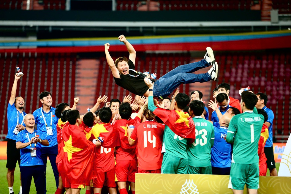 HLV Kim Sang-sik được c&aacute;c học tr&ograve; U.22 Việt Nam c&ocirc;ng k&ecirc;nh sau tấm HCV SEA Games 33