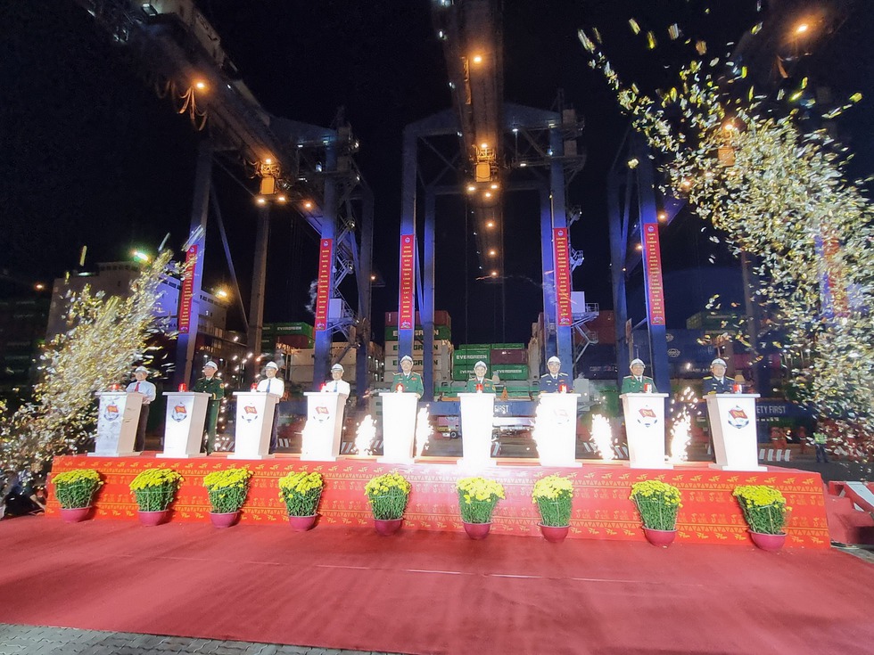 Đ&ecirc;m giao thừa, Binh đo&agrave;n 20 ph&aacute;t lệnh l&agrave;m h&agrave;ng đầu xu&acirc;n B&iacute;nh Ngọ tại cảng T&acirc;n Cảng C&aacute;t L&aacute;i- Ảnh 2.