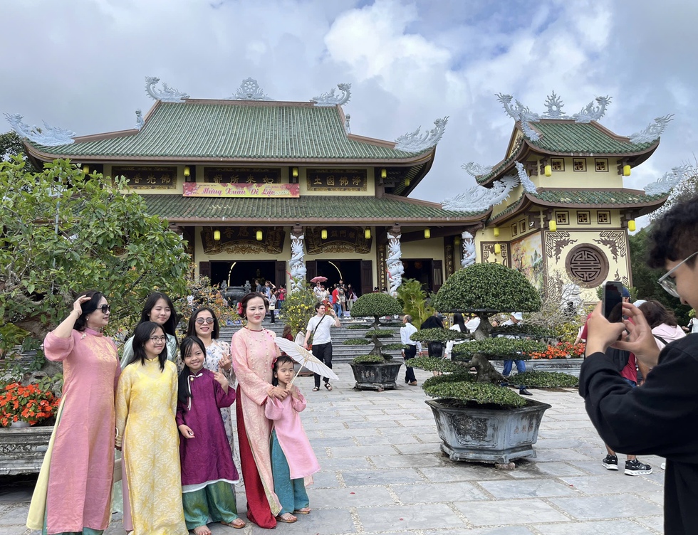 Người d&acirc;n, du kh&aacute;ch quốc tế n&ocirc; nức d&acirc;ng hương ch&ugrave;a Linh Ứng đầu xu&acirc;n- Ảnh 1.