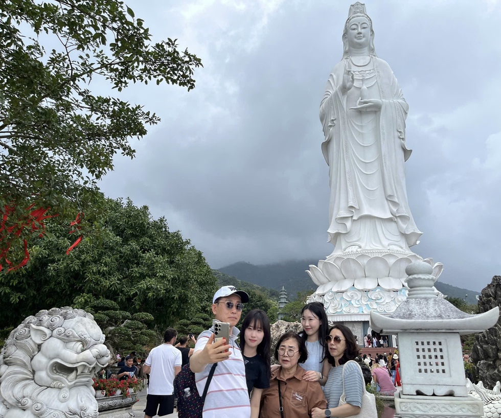 Người d&acirc;n, du kh&aacute;ch quốc tế n&ocirc; nức d&acirc;ng hương ch&ugrave;a Linh Ứng đầu xu&acirc;n- Ảnh 3.