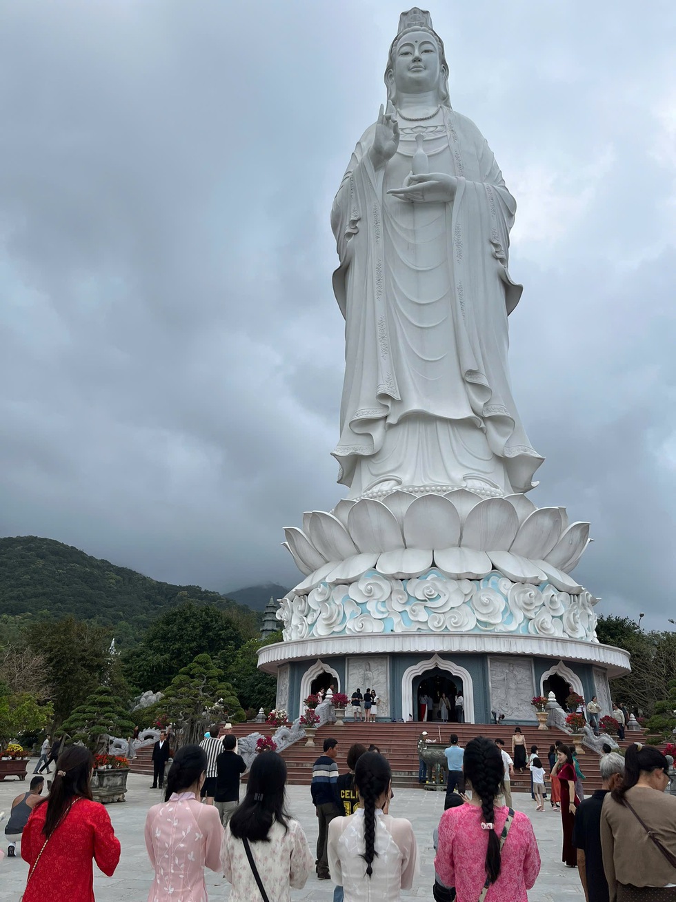 Người d&acirc;n, du kh&aacute;ch quốc tế n&ocirc; nức d&acirc;ng hương ch&ugrave;a Linh Ứng đầu xu&acirc;n- Ảnh 2.