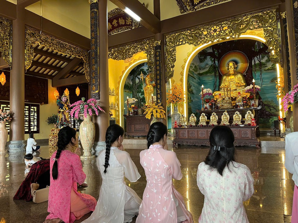 Người d&acirc;n, du kh&aacute;ch quốc tế n&ocirc; nức d&acirc;ng hương ch&ugrave;a Linh Ứng đầu xu&acirc;n- Ảnh 6.