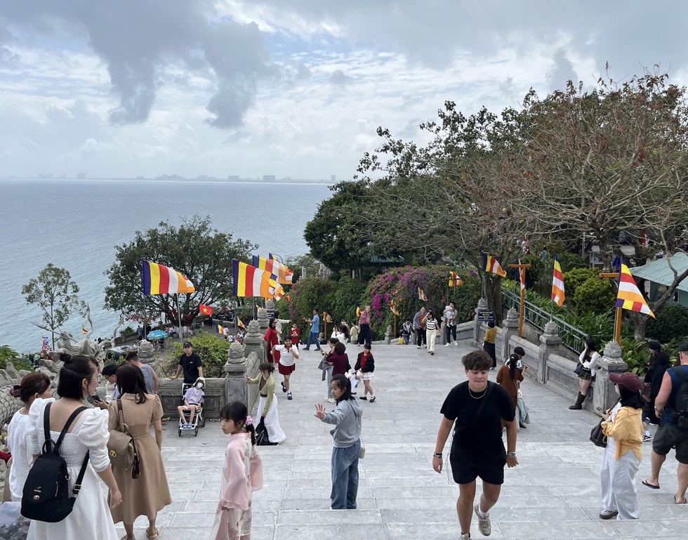 Người d&acirc;n, du kh&aacute;ch quốc tế n&ocirc; nức d&acirc;ng hương ch&ugrave;a Linh Ứng đầu xu&acirc;n- Ảnh 11.