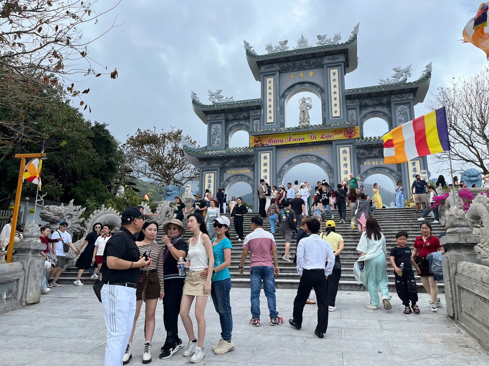 Người d&acirc;n, du kh&aacute;ch quốc tế n&ocirc; nức d&acirc;ng hương ch&ugrave;a Linh Ứng đầu xu&acirc;n- Ảnh 4.