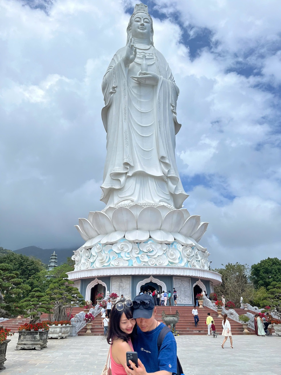 Người d&acirc;n, du kh&aacute;ch quốc tế n&ocirc; nức d&acirc;ng hương ch&ugrave;a Linh Ứng đầu xu&acirc;n- Ảnh 5.