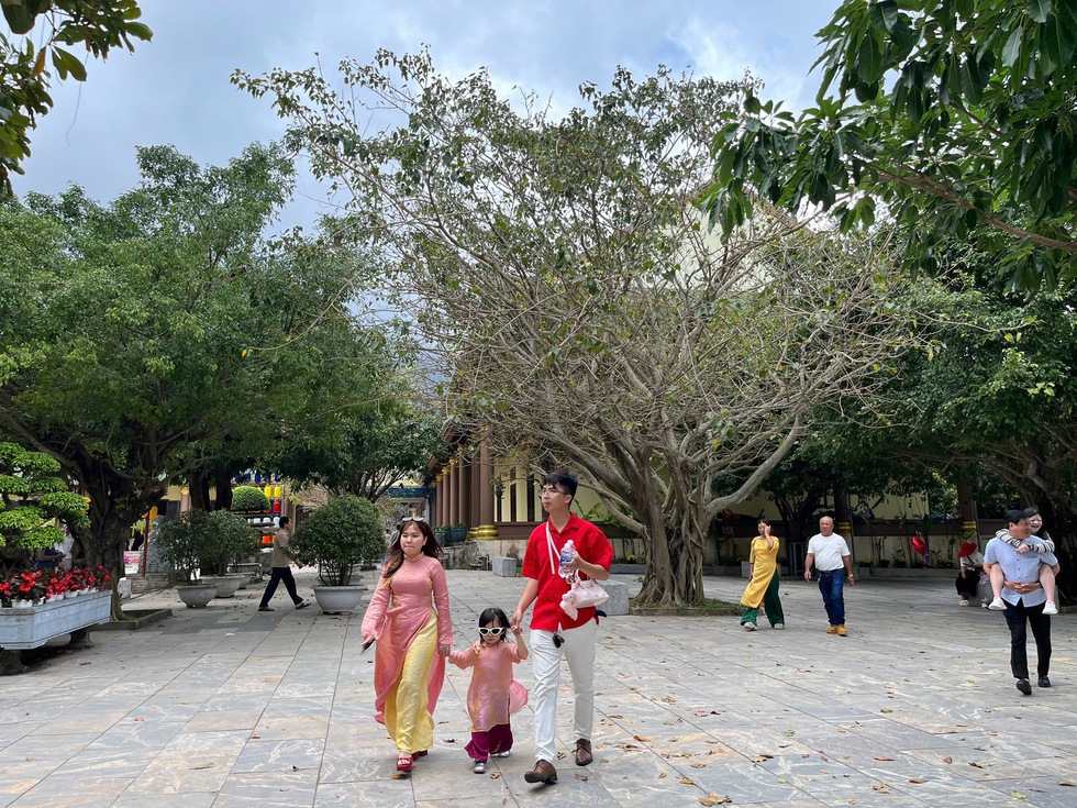 Người d&acirc;n, du kh&aacute;ch quốc tế n&ocirc; nức d&acirc;ng hương ch&ugrave;a Linh Ứng đầu xu&acirc;n- Ảnh 10.