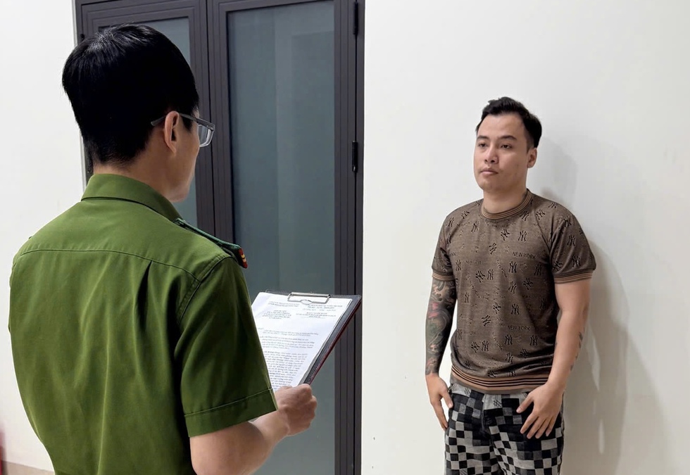 Xin đầu th&uacute; nhưng kh&ocirc;ng c&oacute; hộ chiếu, đối tượng truy n&atilde; được c&ocirc;ng an đưa về nước- Ảnh 1.