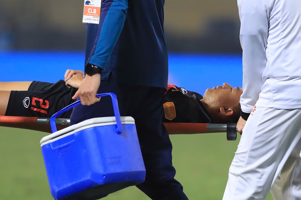 N&oacute;ng: Tiền vệ Th&aacute;i Sơn đứt gần hết d&acirc;y chằng ch&eacute;o trước phải mổ, b&aacute;o động cho d&agrave;n U.23 Việt Nam- Ảnh 2.