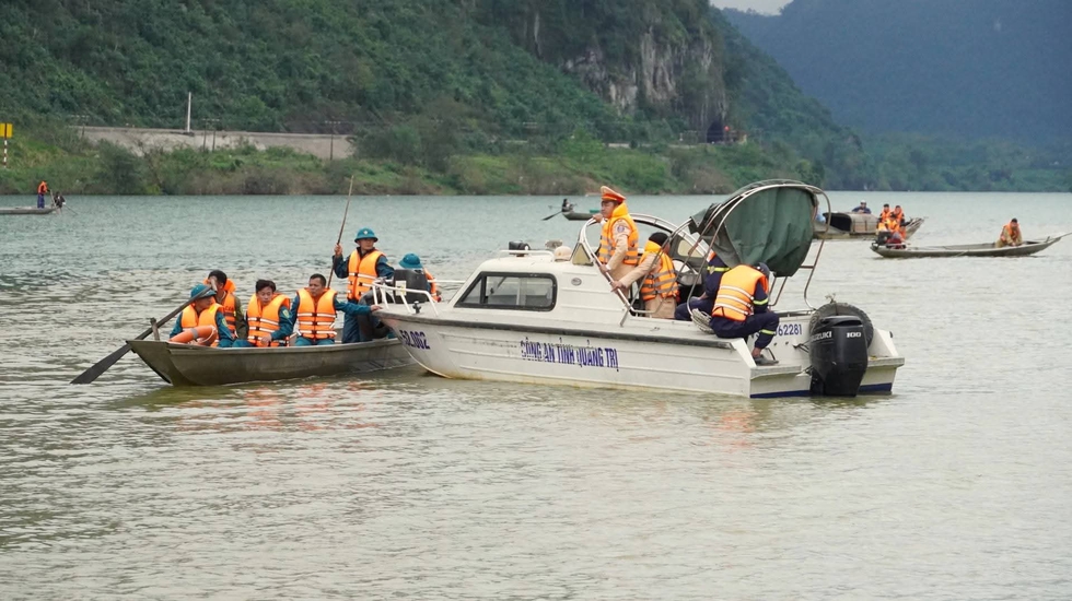 Tiếng gọi lạc giọng giữa m&ecirc;nh mang s&ocirc;ng Gianh 'về với mẹ kẻo lạnh...'- Ảnh 2.