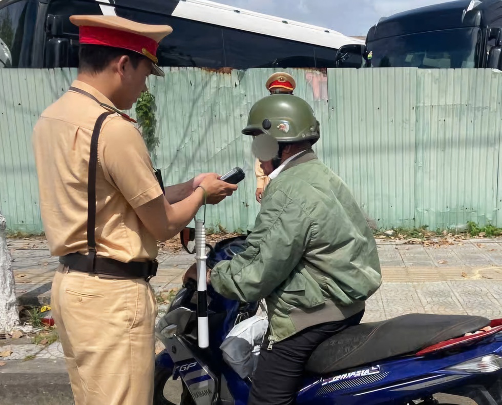 Xuy&ecirc;n Tết, CSGT Đ&agrave; Nẵng xử l&yacute; 368 t&agrave;i xế vi phạm nồng độ cồn- Ảnh 1.