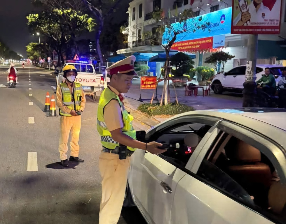 Xuy&ecirc;n Tết, CSGT Đ&agrave; Nẵng xử l&yacute; 368 t&agrave;i xế vi phạm nồng độ cồn- Ảnh 2.