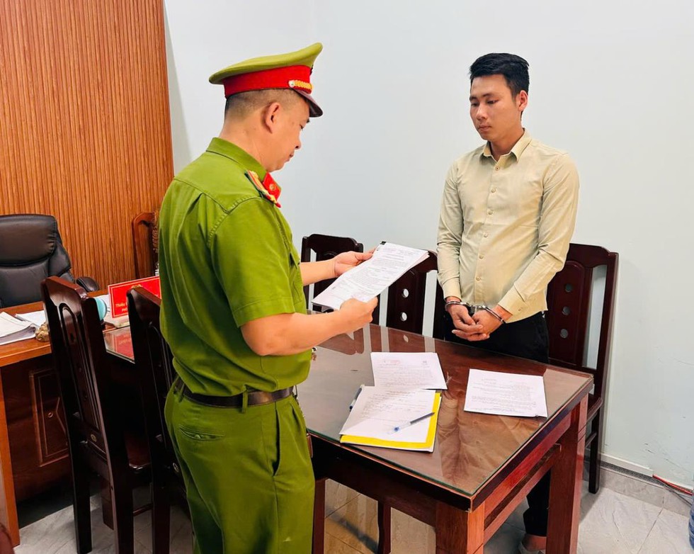 Về qu&ecirc; đ&oacute;n Tết, đối tượng truy n&atilde; v&igrave; lừa đảo h&agrave;ng trăm triệu đồng bị bắt- Ảnh 1.