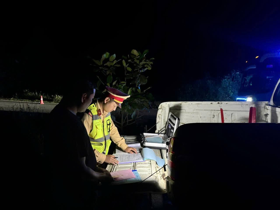 Xe kh&aacute;ch 43 chỗ chở 60 người bị CSGT xử phạt hơn 127 triệu đồng - Ảnh 1.