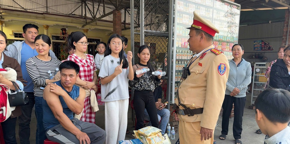 CSGT TP.Huế kịp thời tiếp ứng, hỗ trợ h&agrave;nh kh&aacute;ch cầu cứu giữa đường nhận &lsquo;mưa&rsquo; lời khen - Ảnh 3.