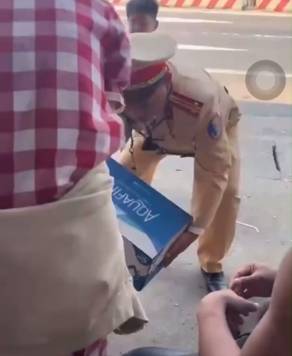 CSGT TP.Huế kịp thời tiếp ứng, hỗ trợ h&agrave;nh kh&aacute;ch cầu cứu giữa đường nhận &lsquo;mưa&rsquo; lời khen - Ảnh 2.