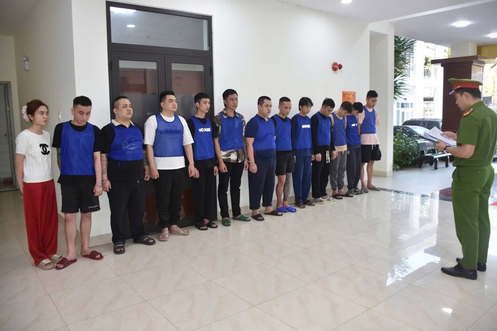 Bắt nh&oacute;m lừa đảo từ Campuchia về Việt Nam đ&oacute;n tết: Thủ đoạn 'rửa tiền' ra sao?- Ảnh 1.