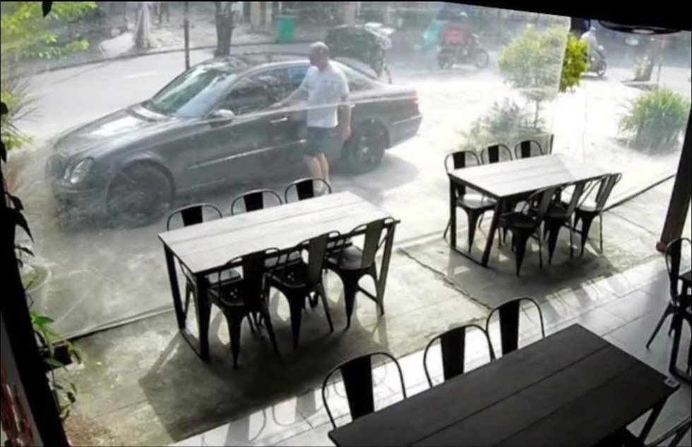 Nghi người nước ngo&agrave;i trộm &ocirc; t&ocirc; Mercedes giữa trung t&acirc;m Đ&agrave; Nẵng- Ảnh 1.