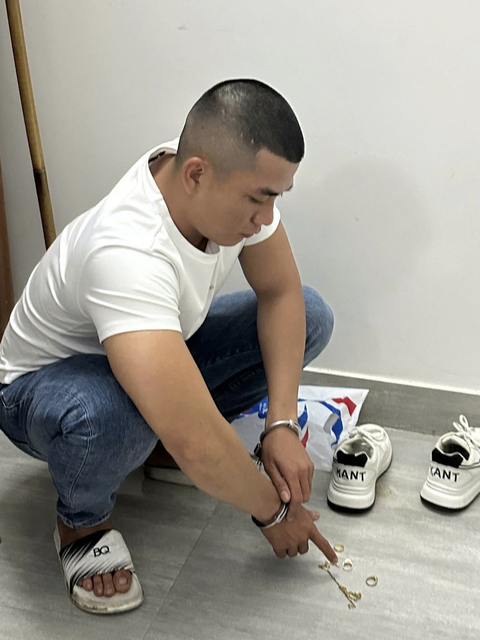 Khống chế nạn nh&acirc;n, cướp v&agrave;ng t&aacute;o tợn giữa ban ng&agrave;y ở Đ&agrave; Nẵng- Ảnh 2.