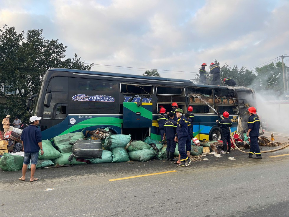 Quảng Trị: Xe kh&aacute;ch bốc ch&aacute;y khi đang dừng dỗ cho h&agrave;ng kh&aacute;ch đi vệ sinh- Ảnh 2.
