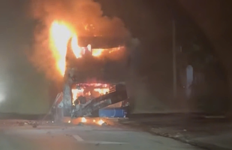 Quảng Trị: Xe kh&aacute;ch bốc ch&aacute;y khi đang dừng dỗ cho h&agrave;ng kh&aacute;ch đi vệ sinh- Ảnh 1.