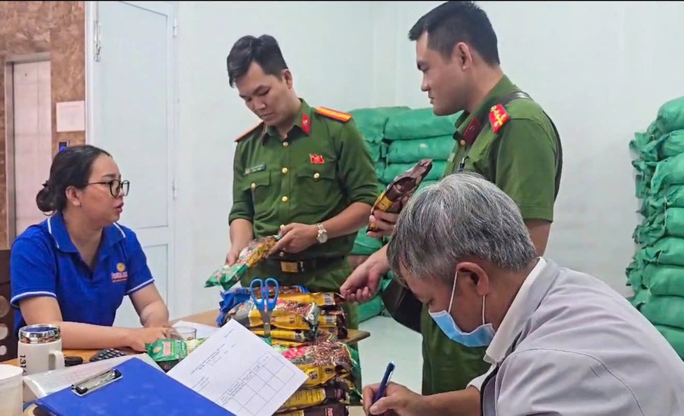 Đ&agrave; Nẵng triệt ph&aacute; đường d&acirc;y sản xuất c&agrave; ph&ecirc; giả, tuồn ra thị trường 1 tấn/ng&agrave;y- Ảnh 2.