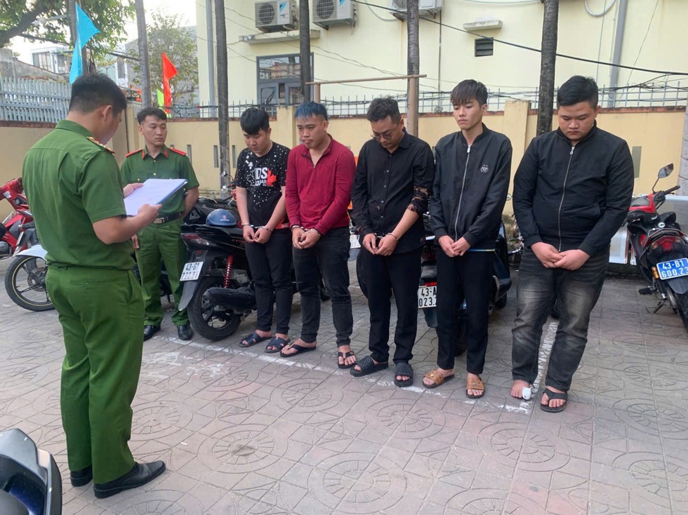 Khởi tố nh&oacute;m thanh ni&ecirc;n nhậu say rồi đuổi đ&aacute;nh người đi đường, cướp t&agrave;i sản- Ảnh 1.