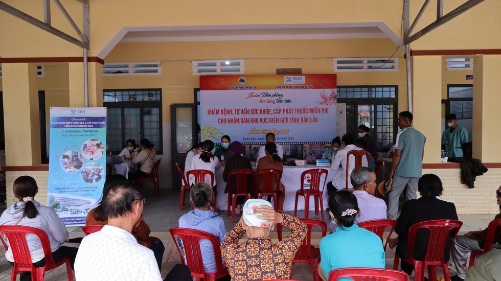 Bệnh viện ĐH Y Dược Bu&ocirc;n Ma Thuột thăm kh&aacute;m cho người d&acirc;n v&ugrave;ng bi&ecirc;n giới- Ảnh 1.