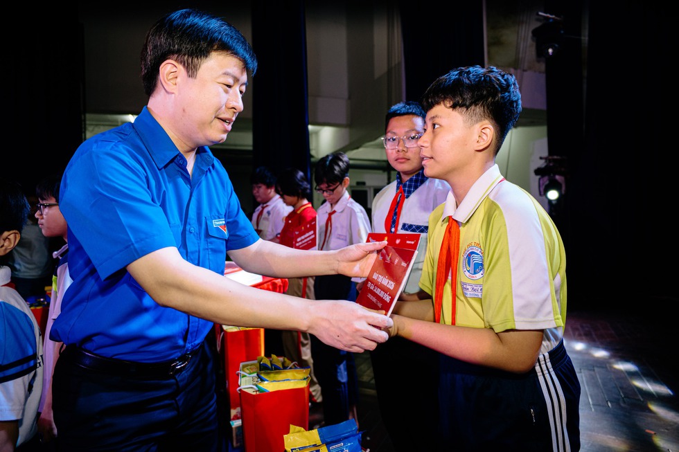 'Xu&acirc;n sẻ chia - Tết y&ecirc;u thương' đến với trẻ mồ c&ocirc;i, kh&oacute; khăn- Ảnh 3.