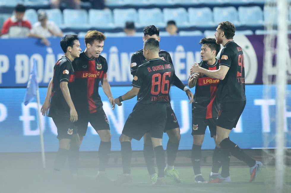 Nam Định ngược d&ograve;ng đ&aacute;nh bại Ninh B&igrave;nh: HLV Việt 'đỏ' t&aacute;i xuất ngoạn mục, n&oacute;i lời gan ruột về Xu&acirc;n Son- Ảnh 1.