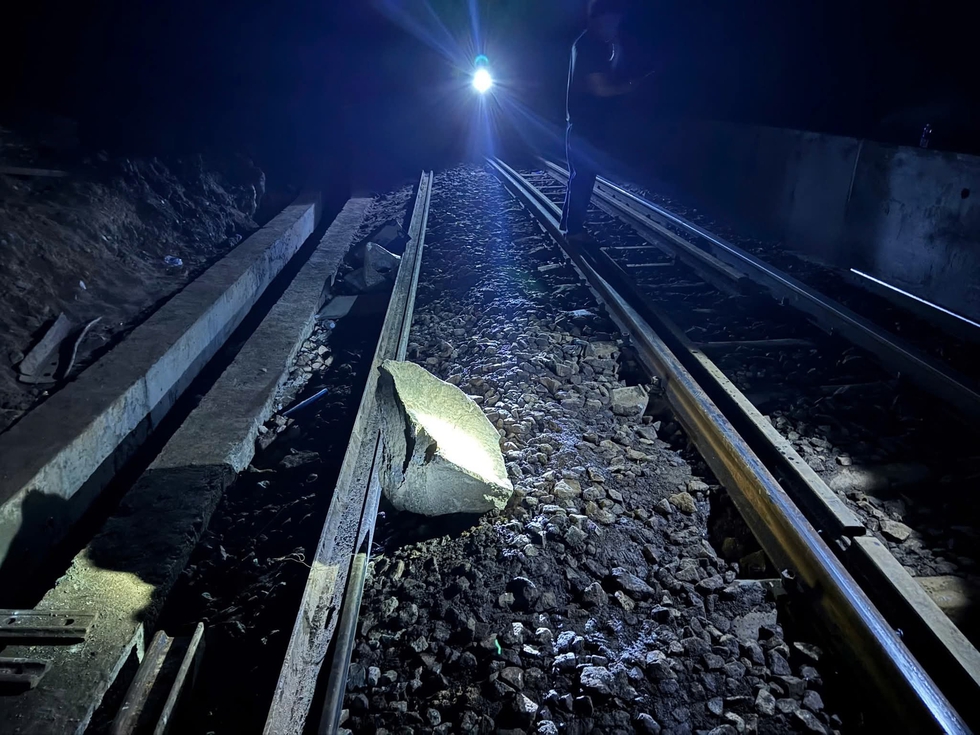 Đ&aacute; tiếp tục lăn ở đ&egrave;o Hải V&acirc;n, đường sắt phải th&ocirc;ng b&aacute;o tạm dừng chạy t&agrave;u- Ảnh 2.