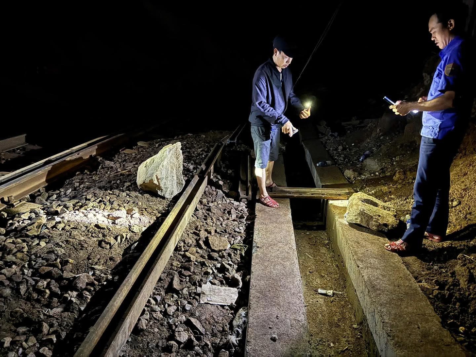 Đ&aacute; tiếp tục lăn ở đ&egrave;o Hải V&acirc;n, đường sắt phải th&ocirc;ng b&aacute;o tạm dừng chạy t&agrave;u- Ảnh 1.