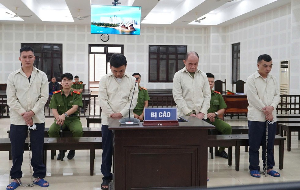 M&acirc;u thuẫn tiền 'bo' nh&acirc;n vi&ecirc;n r&oacute;t bia, 4 người l&atilde;nh &aacute;n t&ugrave;- Ảnh 1.