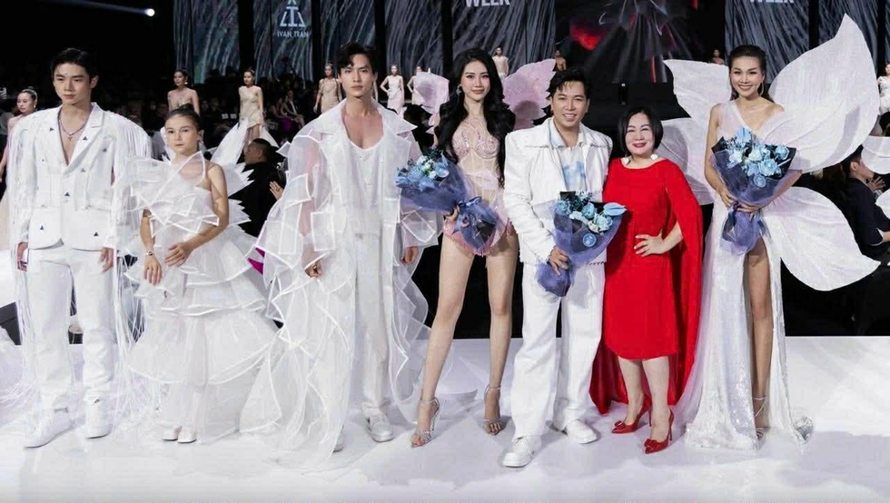 Kh&ocirc;ng dừng lại ở việc ca h&aacute;t, giọng ca nh&iacute; c&ograve;n thử sức ở lĩnh vực thời trang, tr&igrave;nh diễn trong show thời trang của NTK Ivan Trần