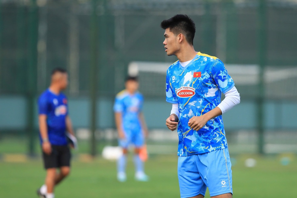 &lsquo;T&ograve;a th&aacute;p&rsquo; 1,96 m v&agrave; Việt kiều Moric nổi bần bật giữa d&agrave;n sao U.23 Việt Nam, trợ l&yacute; thầy Kim l&ecirc;n tiếng- Ảnh 2.