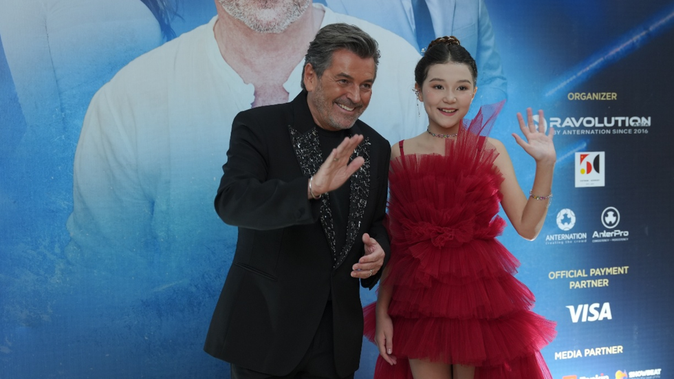 Kh&ocirc;ng chỉ g&acirc;y ch&uacute; &yacute; bởi t&agrave;i năng sớm nở, c&ocirc; b&eacute; sinh năm 2015 c&ograve;n sở hữu &ldquo;profile&rdquo; đ&aacute;ng nể (ảnh chụp c&ugrave;ng ca sĩ Đức Thomas Anders, giọng ca huyền thoại của nh&oacute;m Modern Talking)