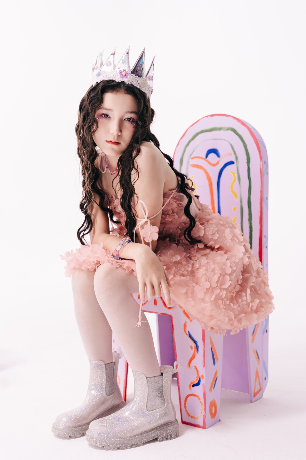 Để con tham gia nghệ thuật từ rất sớm, gia đ&igrave;nh của Emily Wagner đặt ti&ecirc;u ch&iacute; ph&ugrave; hợp với độ tuổi v&agrave; thể hiện được t&iacute;nh c&aacute;ch c&aacute; nh&acirc;n của con g&aacute;i, kh&ocirc;ng chạy theo xu hướng