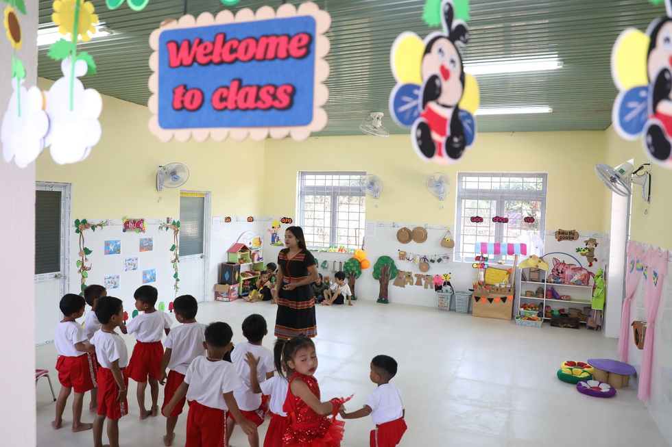 Con c&oacute; trường học mới, người mẹ đồng b&agrave;o Giẻ Tri&ecirc;ng rưng rưng hạnh ph&uacute;c  - Ảnh 4.