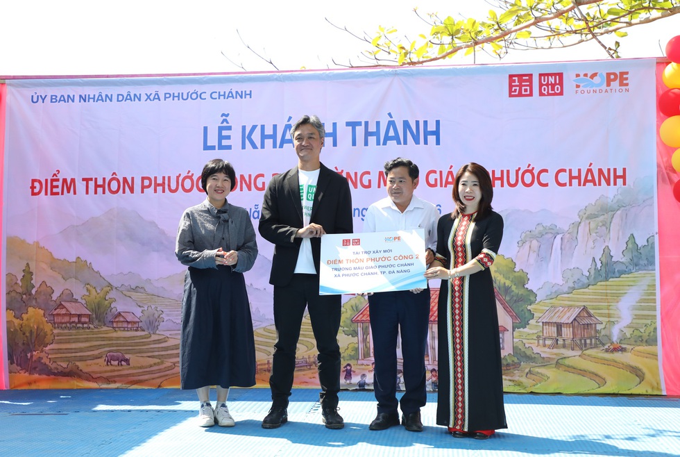 Con c&oacute; trường học mới, người mẹ đồng b&agrave;o Giẻ Tri&ecirc;ng rưng rưng hạnh ph&uacute;c  - Ảnh 8.