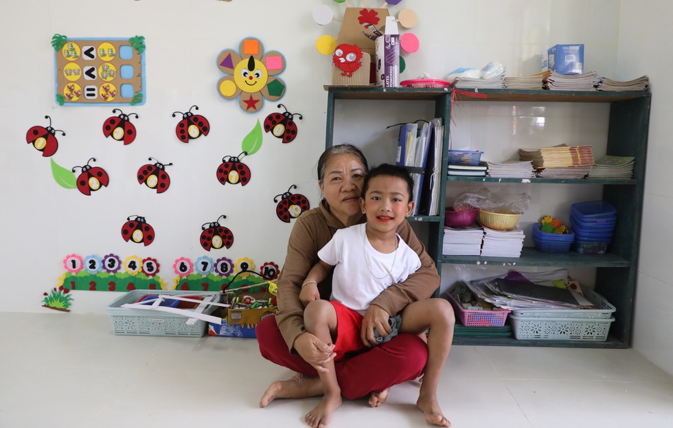 Con c&oacute; trường học mới, người mẹ đồng b&agrave;o Giẻ Tri&ecirc;ng rưng rưng hạnh ph&uacute;c  - Ảnh 3.