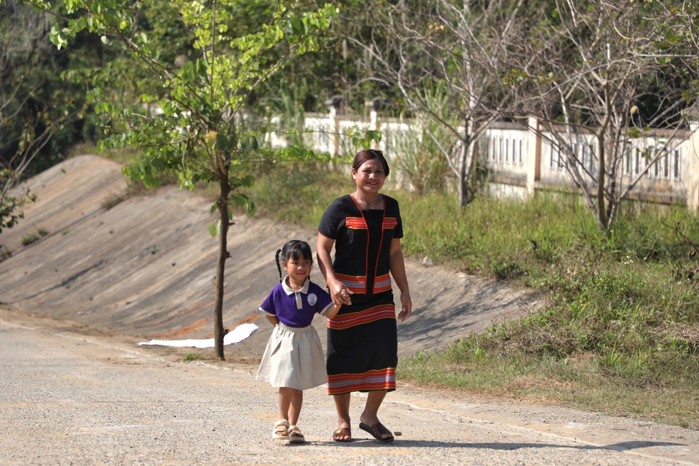 Con c&oacute; trường học mới, người mẹ đồng b&agrave;o Giẻ Tri&ecirc;ng rưng rưng hạnh ph&uacute;c  - Ảnh 2.