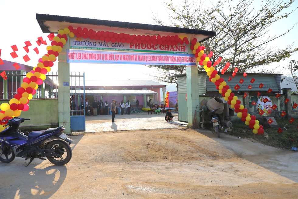 Con c&oacute; trường học mới, người mẹ đồng b&agrave;o Giẻ Tri&ecirc;ng rưng rưng hạnh ph&uacute;c  - Ảnh 1.