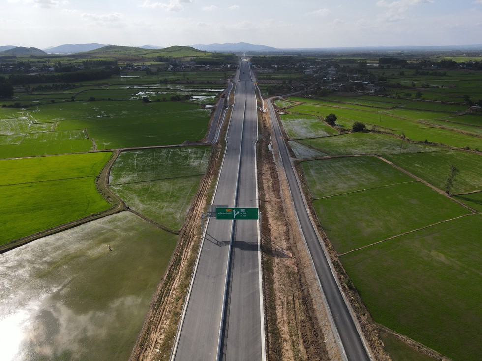 Ph&oacute; thủ tướng Hồ Quốc Dũng kiểm tra cao tốc Kh&aacute;nh H&ograve;a - Bu&ocirc;n Ma Thuột- Ảnh 2.