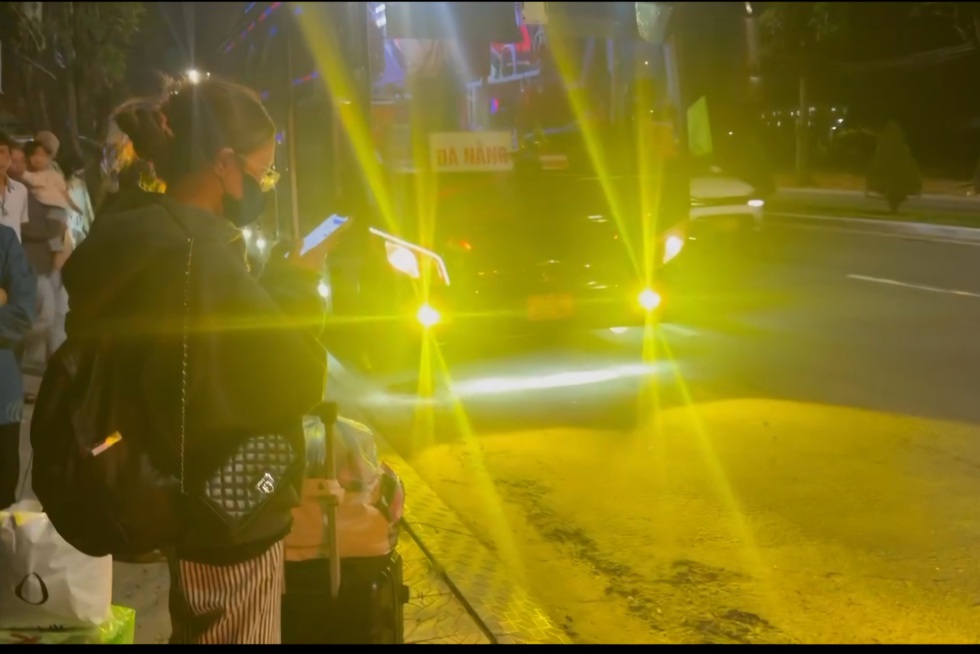 Xử phạt xe kh&aacute;ch 38 chỗ 'nhồi' 53 người tr&ecirc;n quốc lộ 1- Ảnh 1.