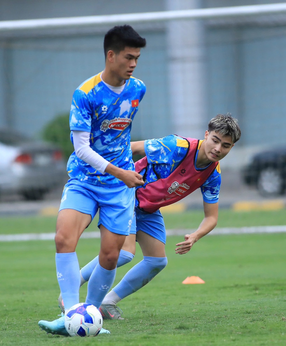 U.23 Việt Nam bỗng h&oacute;a &lsquo;t&iacute; hon&rsquo; khi đứng cạnh người &lsquo;khổng lồ&rsquo; Quang Kiệt: Lần đầu sao 1,95 m l&ecirc;n tiếng- Ảnh 2.