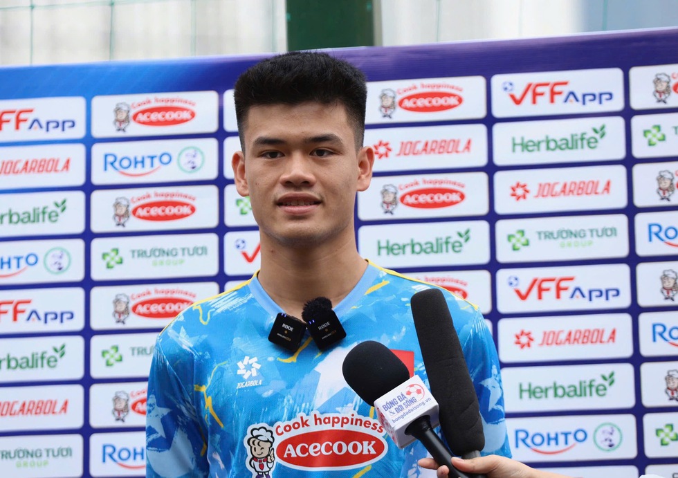 U.23 Việt Nam bỗng h&oacute;a &lsquo;t&iacute; hon&rsquo; khi đứng cạnh người &lsquo;khổng lồ&rsquo; Quang Kiệt: Lần đầu sao 1,95 m l&ecirc;n tiếng- Ảnh 1.